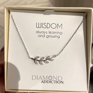 Charm diamond leaf necklace